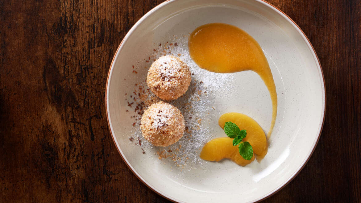 Topfenknödel mit Omas Apfeleis